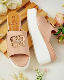 Lakierowane damskie klapki na koturnie Sailla Klapki Na Obcasie