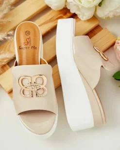 Lakierowane damskie klapki na koturnie Sailla Klapki Na Obcasie