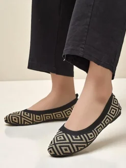 Outlet Materiałowe damskie baleriny z geometrycznym printem Metric Baleriny Klasyczne