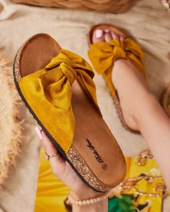 Musztardowe damskie eko-zamszowe klapki z kokardką Maqelia Klapki Płaskie