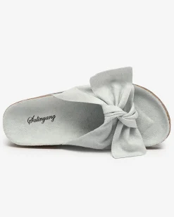 Outlet Niebieskie damskie eko-zamszowe klapki z kokardką Ewerka Klapki Płaskie