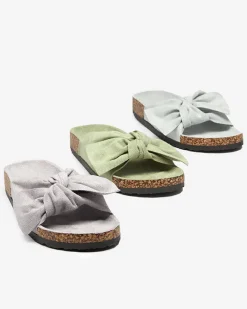 Outlet Niebieskie damskie eko-zamszowe klapki z kokardką Ewerka Klapki Płaskie