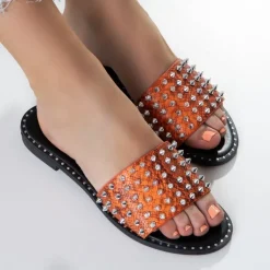 Clearance Pomarańczowe damskie klapki z ćwiekami i dżetami Maurella Klapki Płaskie