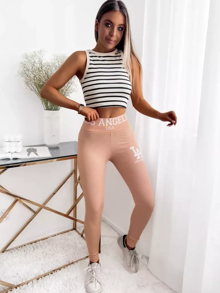 Online Pudrowe damskie prążkowane legginsy z napisami Legginsy / Tregginsy