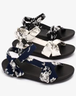 Outlet Sandały damskie z printem w kolorze m Andreti Sandały Płaskie