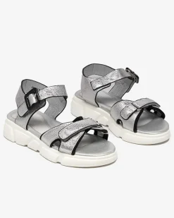 Online Srebrne błyszczące sandały dziewczęce Jenilo Dziewczęce