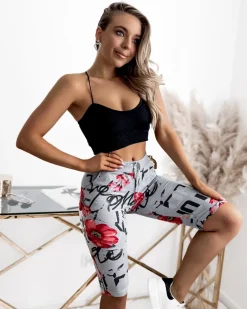 Outlet Szaro- czerwone spodenki damskie 3/4 z printem Spodenki 3/4|Krótkie Spodenki