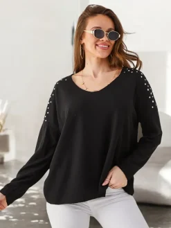 Outlet Wiskozowy cienki damski sweterek z cyrkoniami na ramionach Swetry