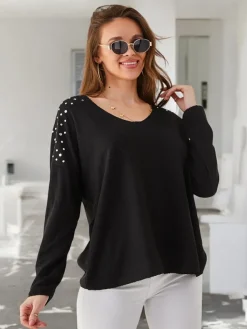 Outlet Wiskozowy cienki damski sweterek z cyrkoniami na ramionach Swetry