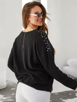 Outlet Wiskozowy cienki damski sweterek z cyrkoniami na ramionach Swetry