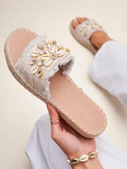 Clearance Sandały damskie Perseida srebrne z muszelkami na płaskiej podeszwie Klapki Płaskie