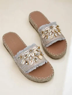 Clearance Sandały damskie Perseida srebrne z muszelkami na płaskiej podeszwie Klapki Płaskie