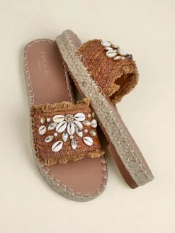 Clearance Sandały Callista Boho na płaskiej platformie z muszelkami Klapki Płaskie