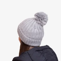 Best Szara damska ocieplana błyszcząca czapka z pomponem - Akcesoria Damskie Czapki I Kapelusze