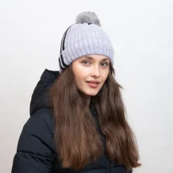 Best Szara ocieplana czapka z białymi paseczkami i pomponem - Akcesoria Damskie Czapki I Kapelusze