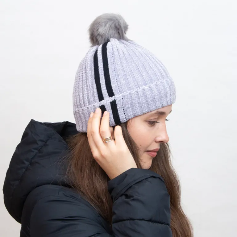 Best Szara ocieplana czapka z białymi paseczkami i pomponem - Akcesoria Damskie Czapki I Kapelusze