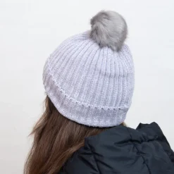 Best Szara ocieplana czapka z białymi paseczkami i pomponem - Akcesoria Damskie Czapki I Kapelusze
