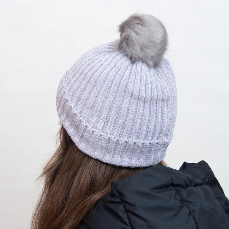 Best Szara ocieplana czapka z białymi paseczkami i pomponem - Akcesoria Damskie Czapki I Kapelusze